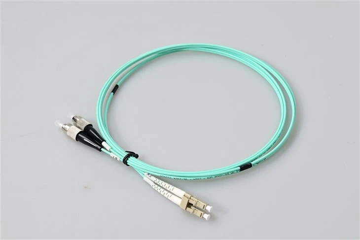 LC UPC til FC UPC OM3 Multimode Duplex Patch-kabel – G657A1 Bøyningsufølsom, 10 mm Min. Bøyeradius, 2,0 mm LSZH