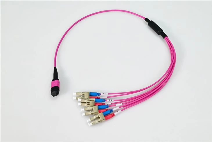 Fiberoptisk patchledning LC til MPO 8 kjerne 3,0 mm OM4